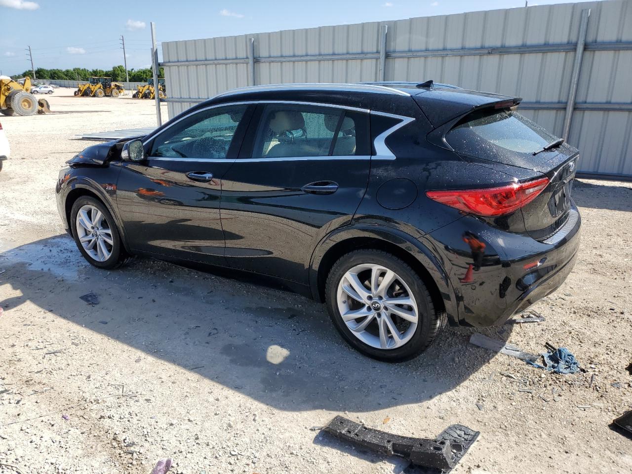 Photo 1 VIN: SJKCH5CP7JA055470 - INFINITI QX30 