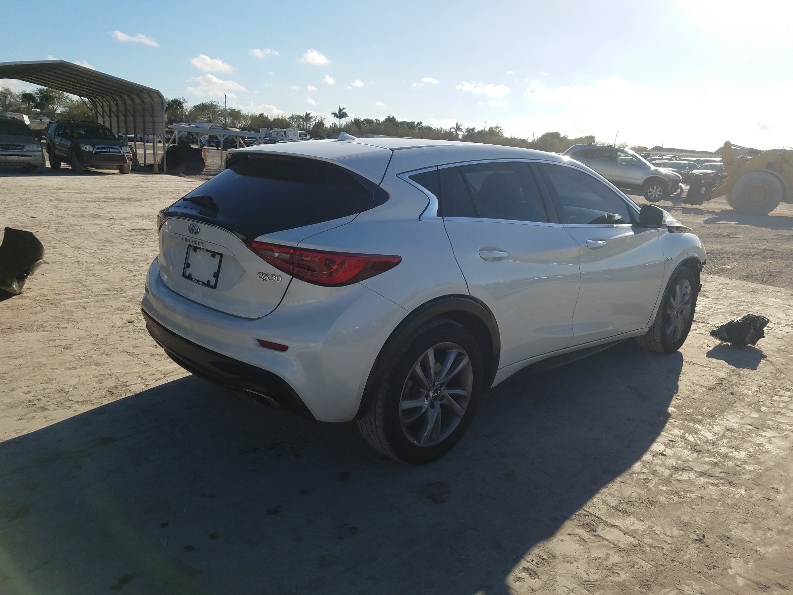 Photo 3 VIN: SJKCH5CP8HA039336 - INFINITI QX30 