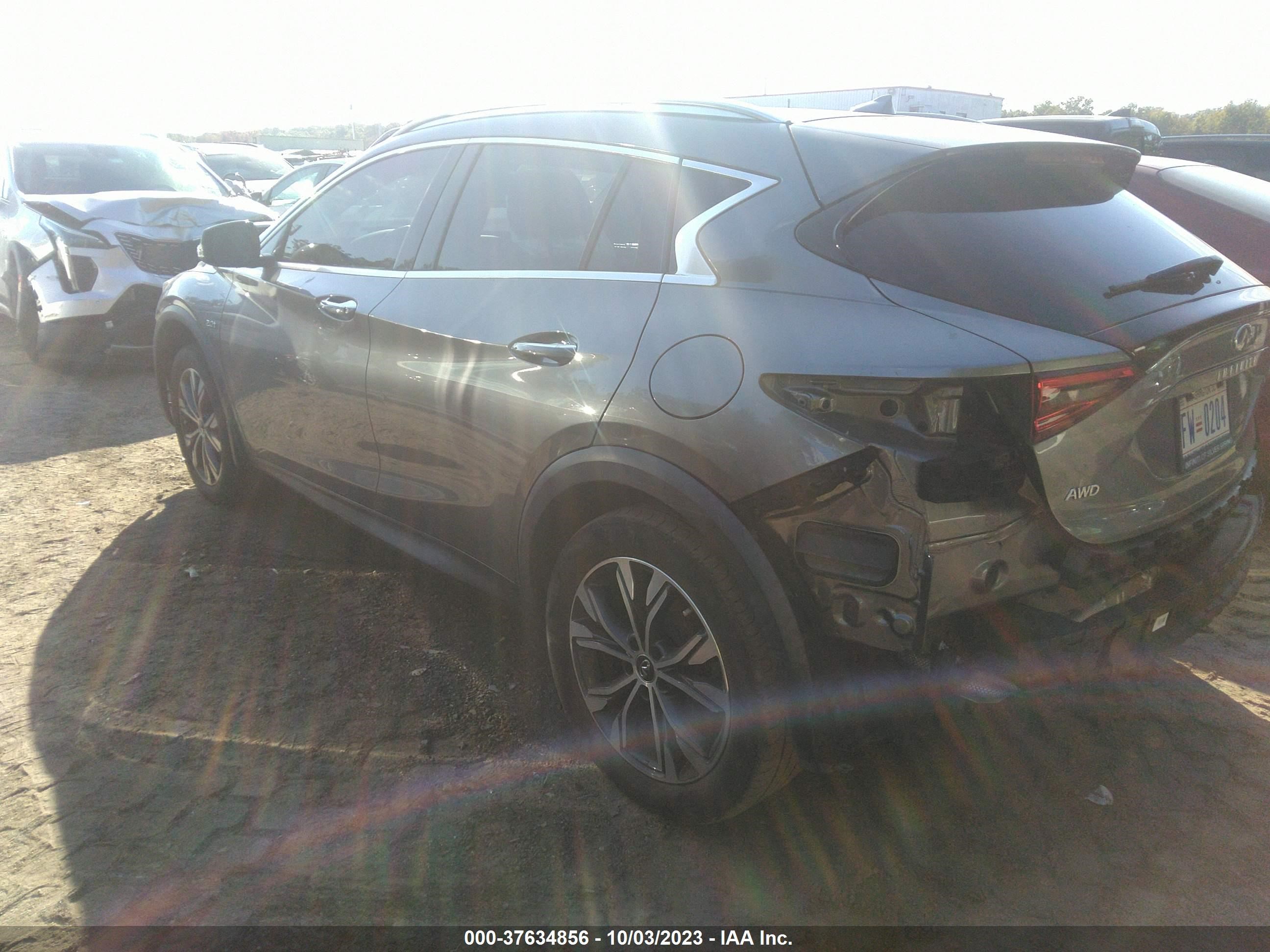 Photo 2 VIN: SJKCH5CR0HA021141 - INFINITI QX30 