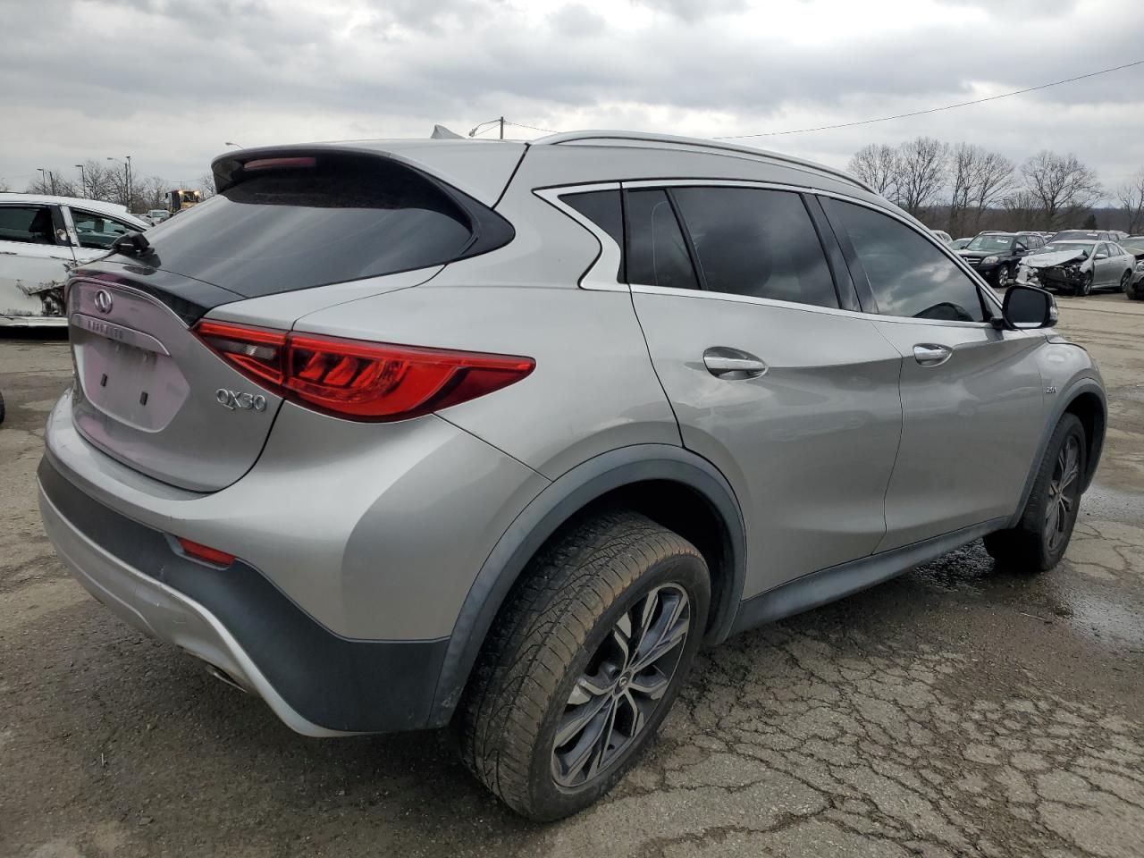 Photo 2 VIN: SJKCH5CR0HA033712 - INFINITI QX30 