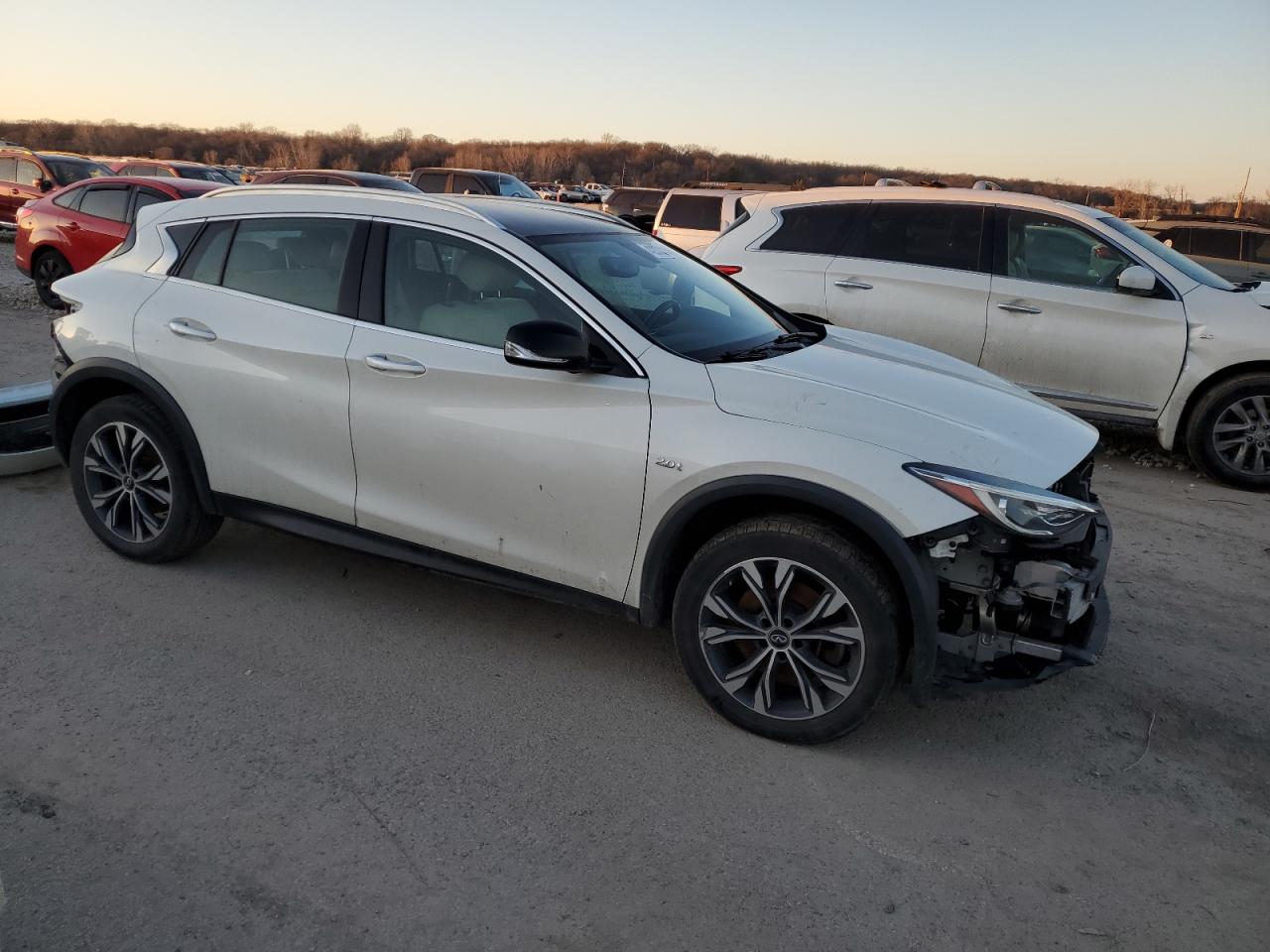 Photo 3 VIN: SJKCH5CR0JA045056 - INFINITI QX30 