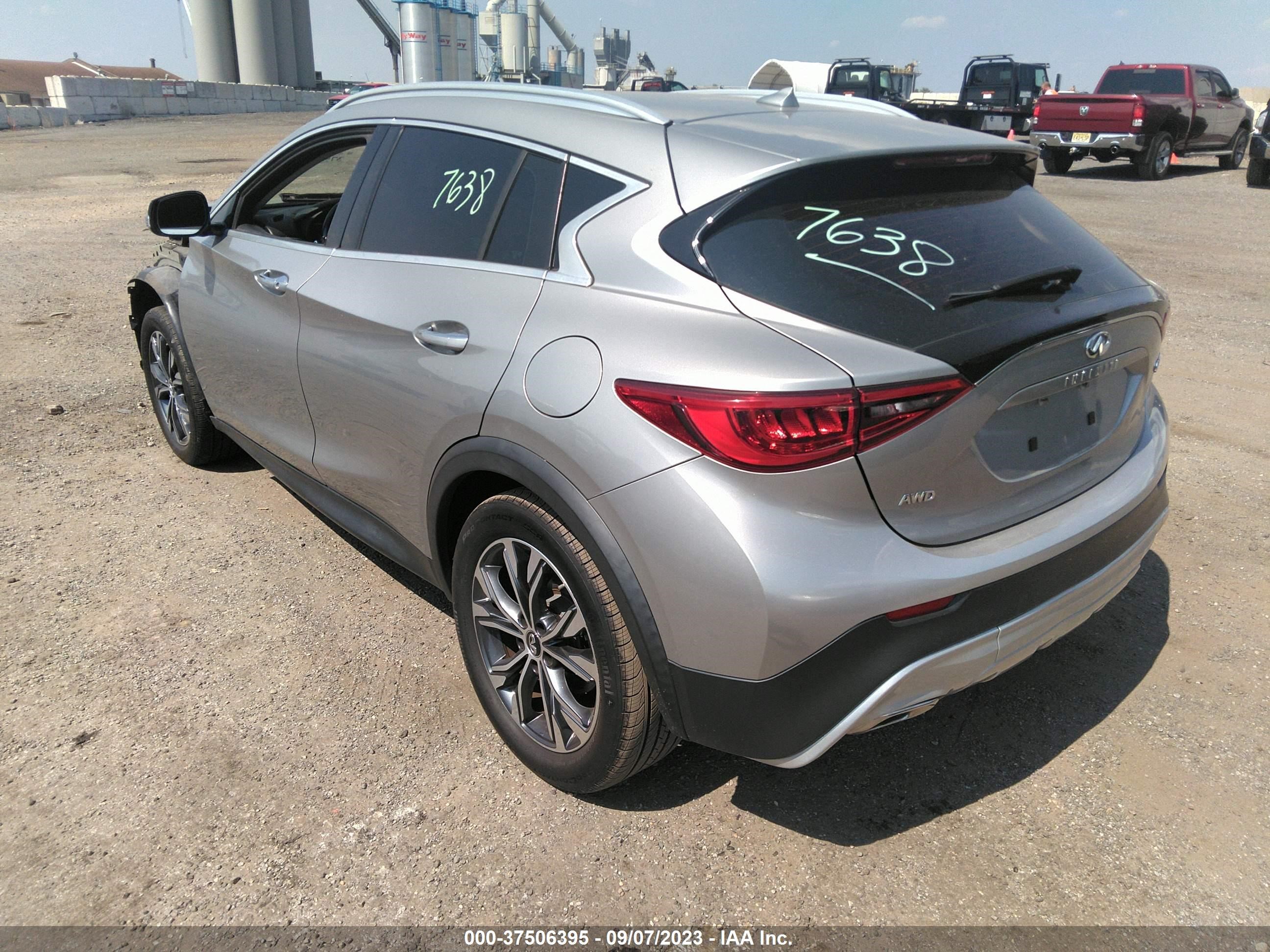 Photo 2 VIN: SJKCH5CR2JA050422 - INFINITI QX30 