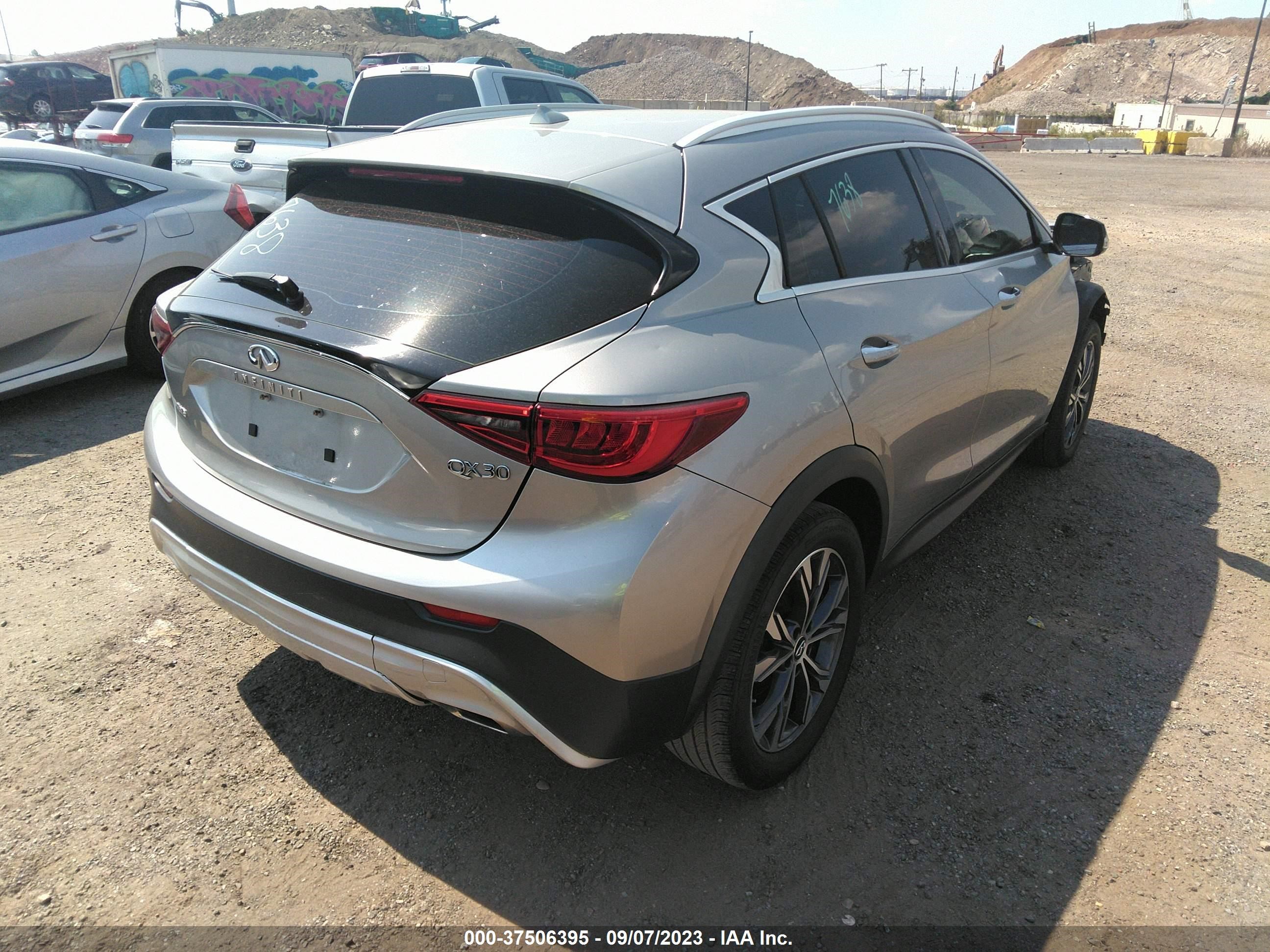 Photo 3 VIN: SJKCH5CR2JA050422 - INFINITI QX30 