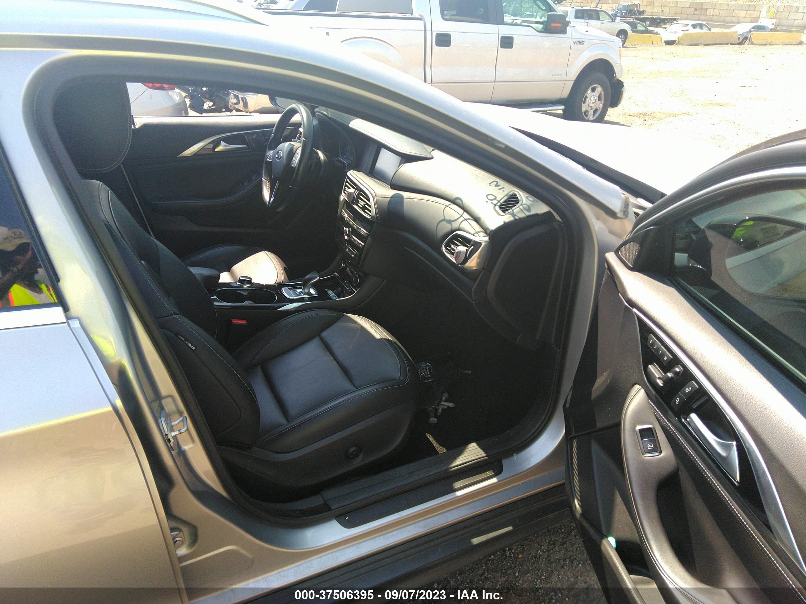 Photo 4 VIN: SJKCH5CR2JA050422 - INFINITI QX30 