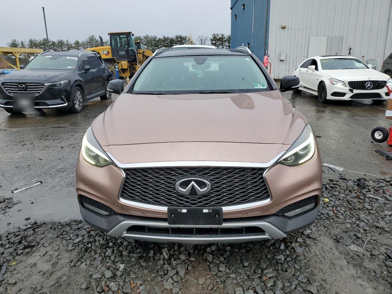 Photo 4 VIN: SJKCH5CR2JA057712 - INFINITI QX30 