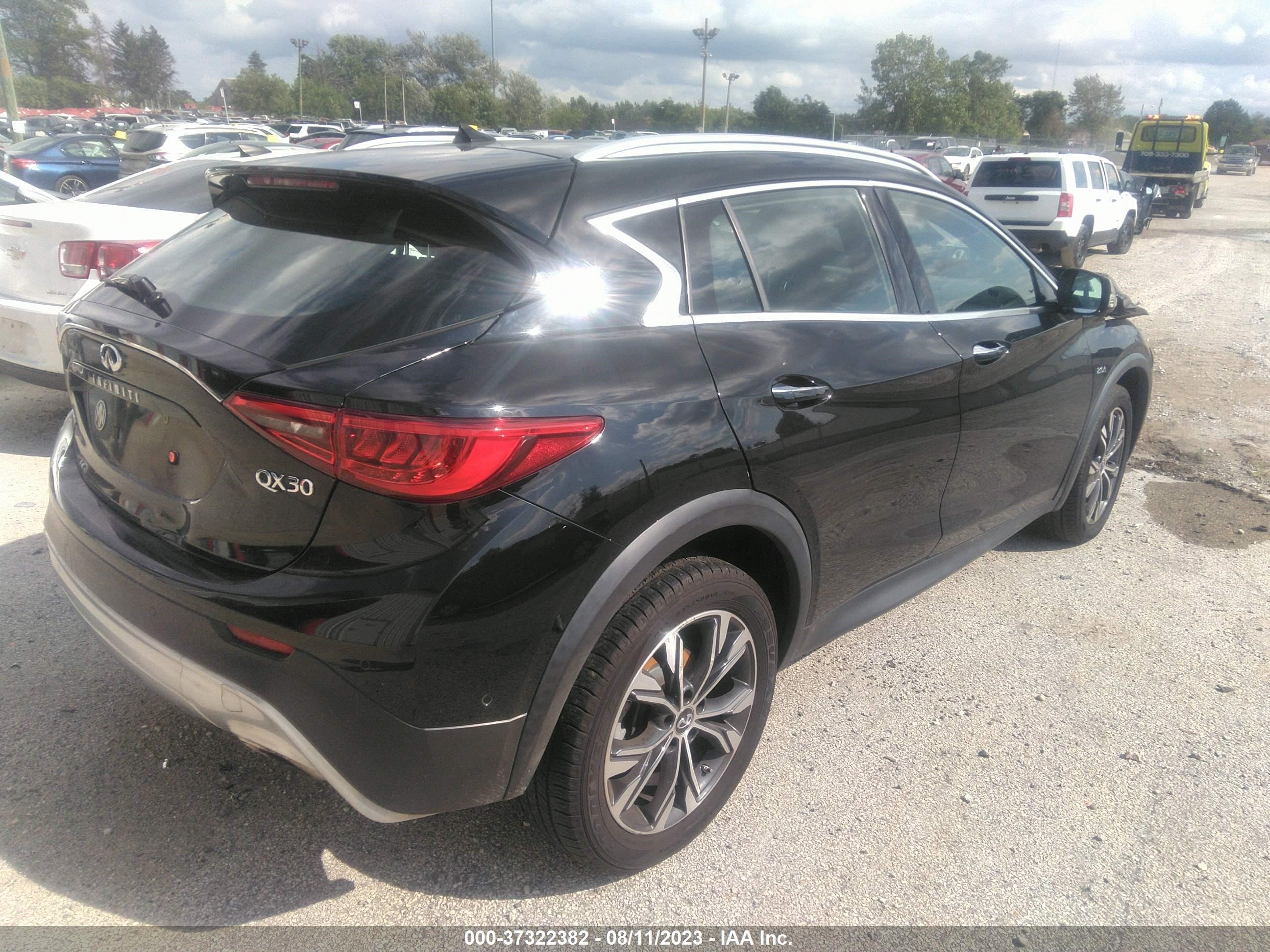 Photo 3 VIN: SJKCH5CR2KA009886 - INFINITI QX30 