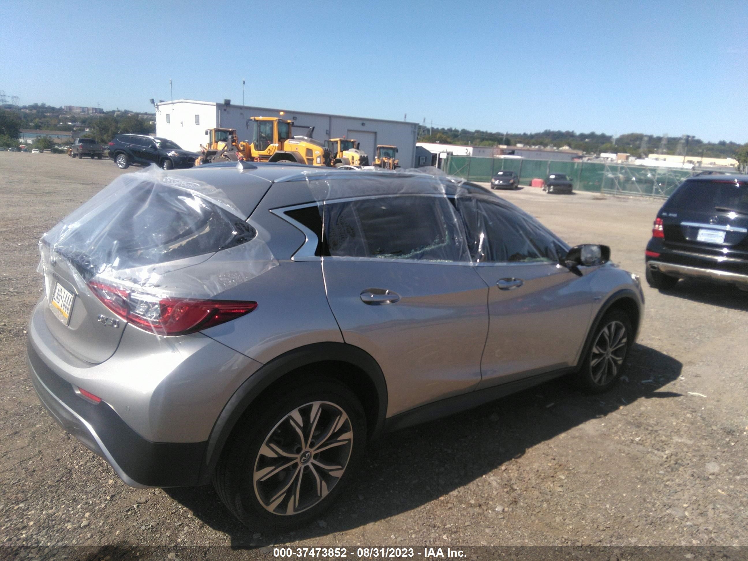 Photo 3 VIN: SJKCH5CR3JA047884 - INFINITI QX30 