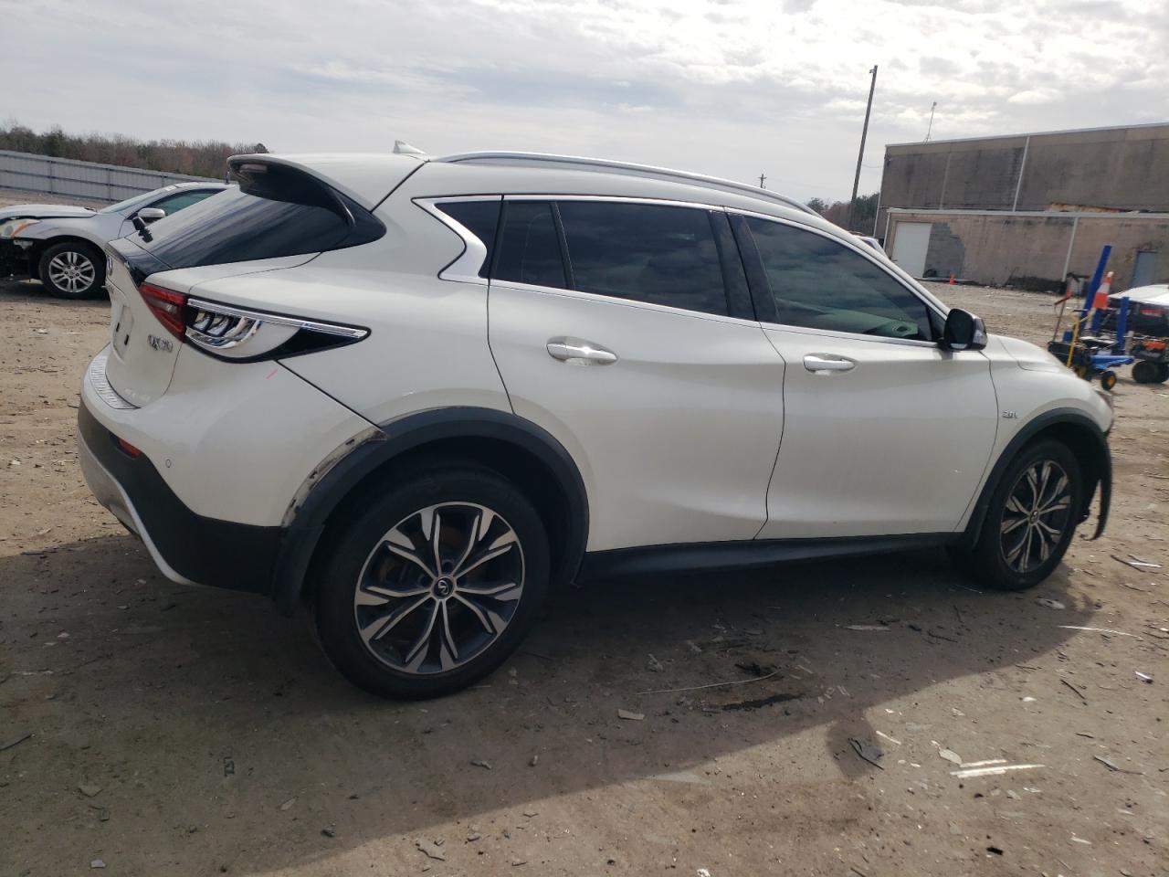 Photo 2 VIN: SJKCH5CR5JA058384 - INFINITI QX30 