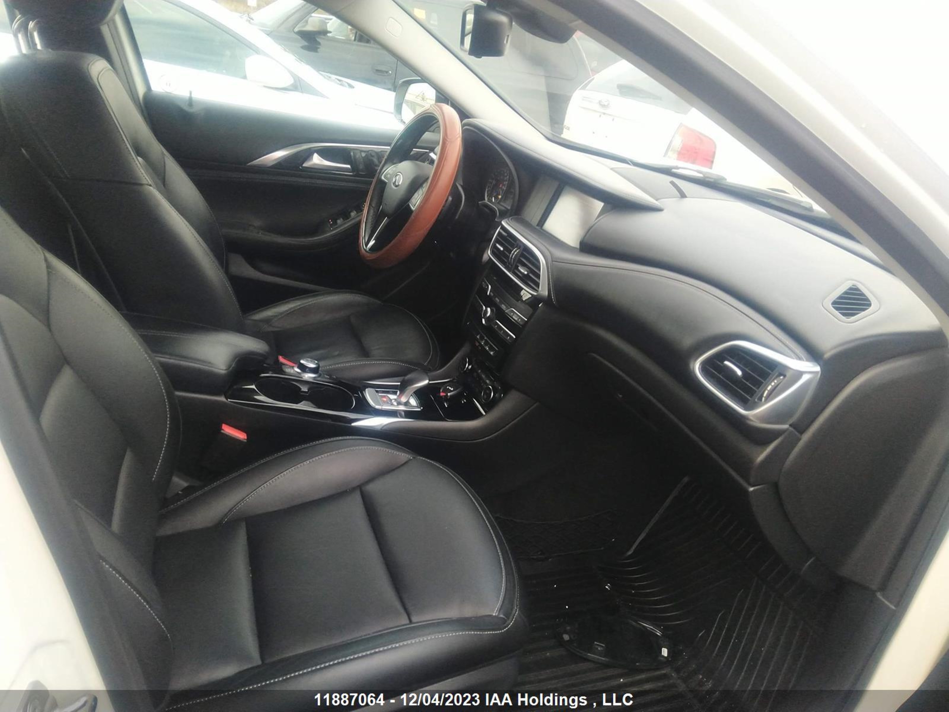 Photo 4 VIN: SJKCH5CR6JA004110 - INFINITI QX30 