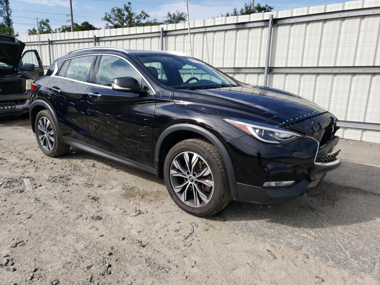 Photo 3 VIN: SJKCH5CR6JA054215 - INFINITI QX30 