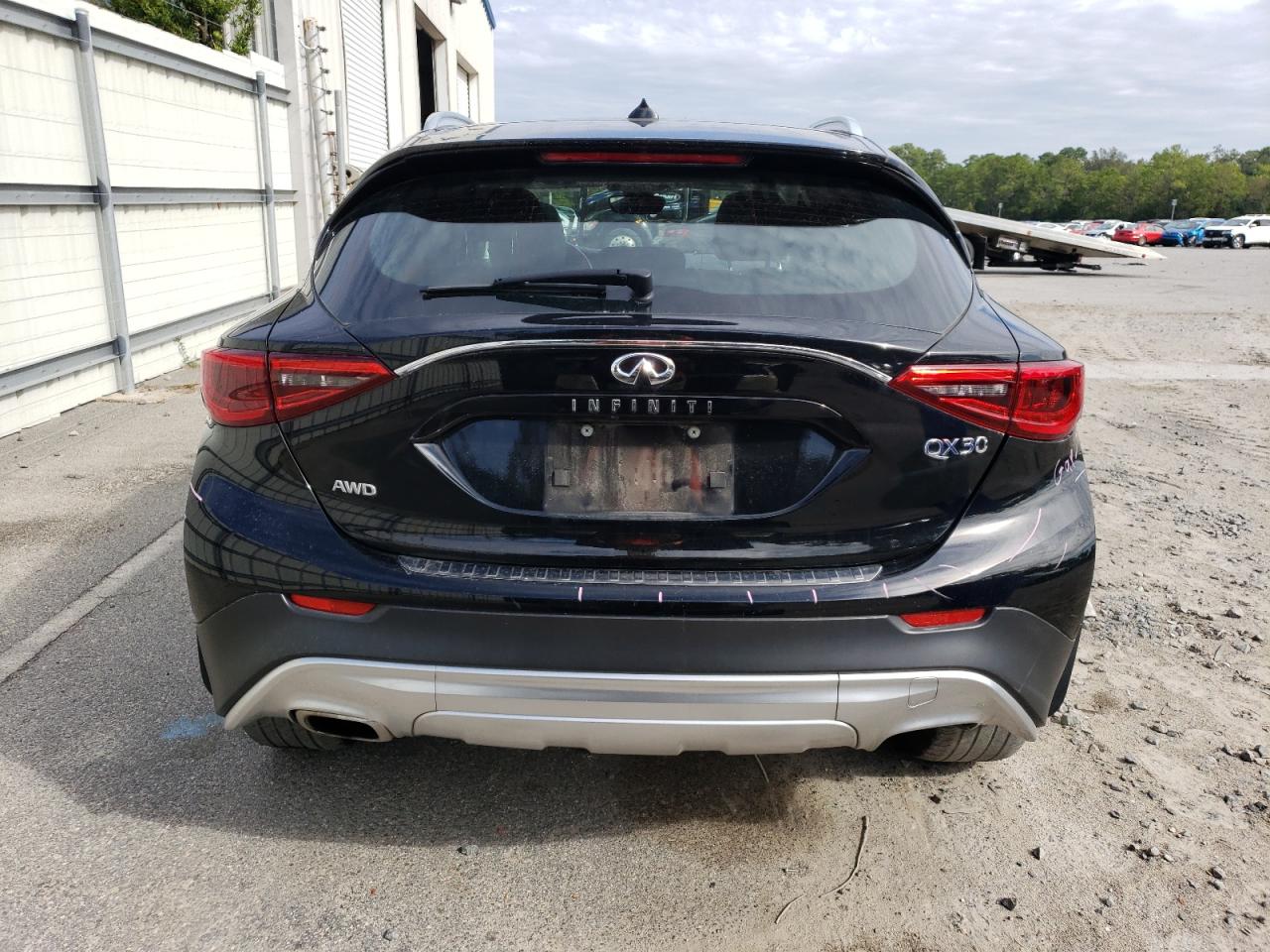 Photo 5 VIN: SJKCH5CR6JA054215 - INFINITI QX30 