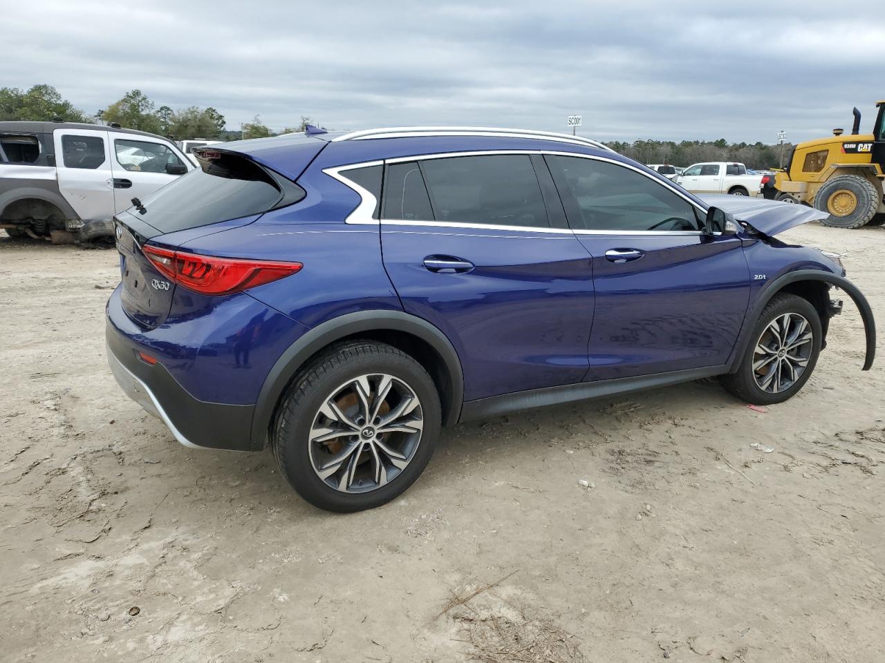 Photo 2 VIN: SJKCH5CR7JA049914 - INFINITI QX30 