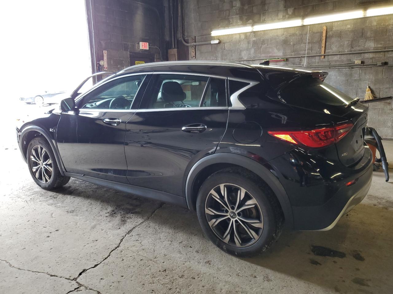 Photo 1 VIN: SJKCH5CRXJA047610 - INFINITI QX30 