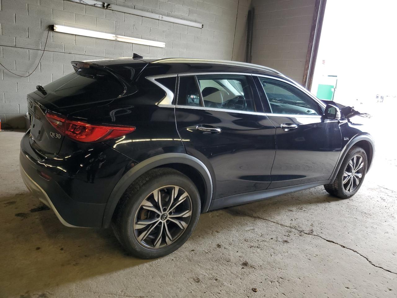 Photo 2 VIN: SJKCH5CRXJA047610 - INFINITI QX30 