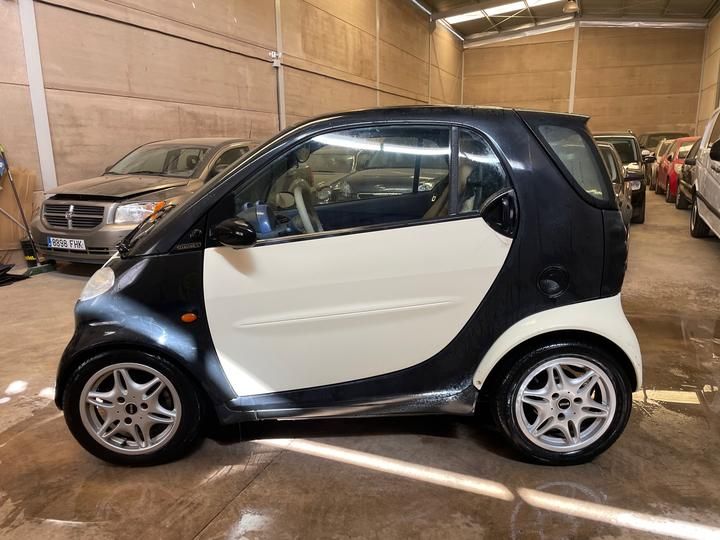 Photo 2 VIN: TCC01MC01XH017217 - SMART FOURTWO CITY CAR 