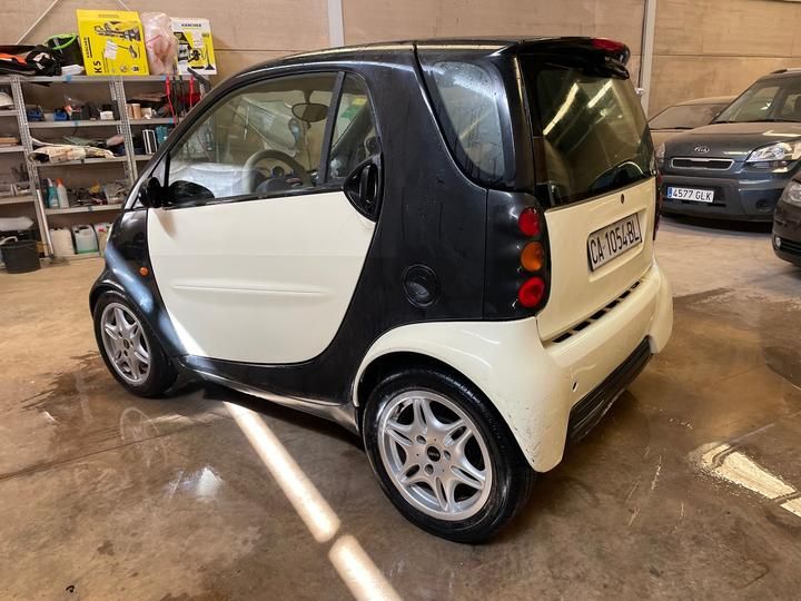 Photo 3 VIN: TCC01MC01XH017217 - SMART FOURTWO CITY CAR 