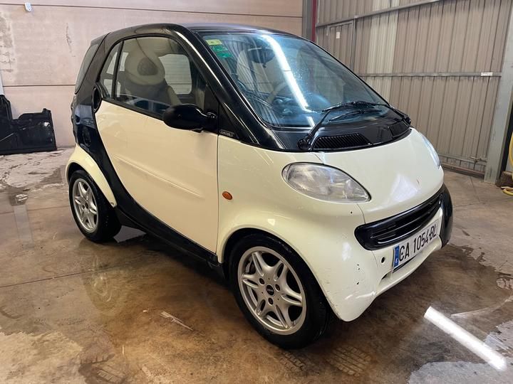 Photo 4 VIN: TCC01MC01XH017217 - SMART FOURTWO CITY CAR 