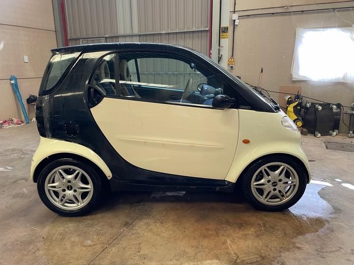 Photo 5 VIN: TCC01MC01XH017217 - SMART FOURTWO CITY CAR 