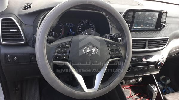 Photo 12 VIN: TMAJ28112KJ789872 - HYUNDAI TUCSON 