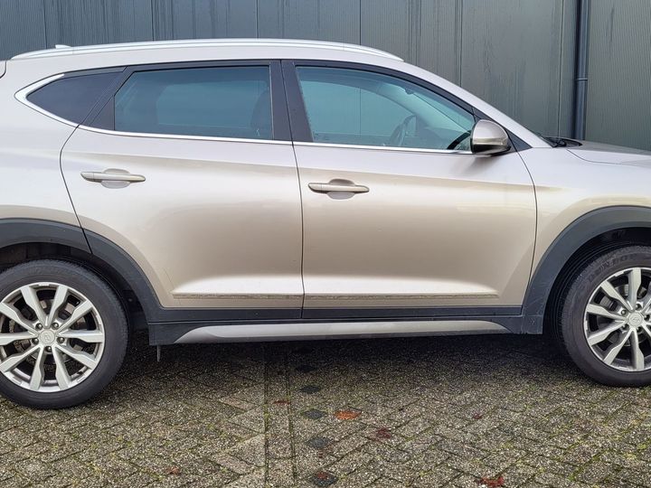 Photo 10 VIN: TMAJ3811AGJ137885 - HYUNDAI TUCSON 