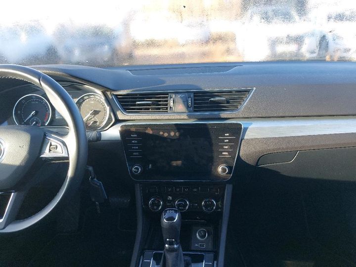 Photo 4 VIN: TMBJH7NP6K7046454 - SKODA SUPERB 