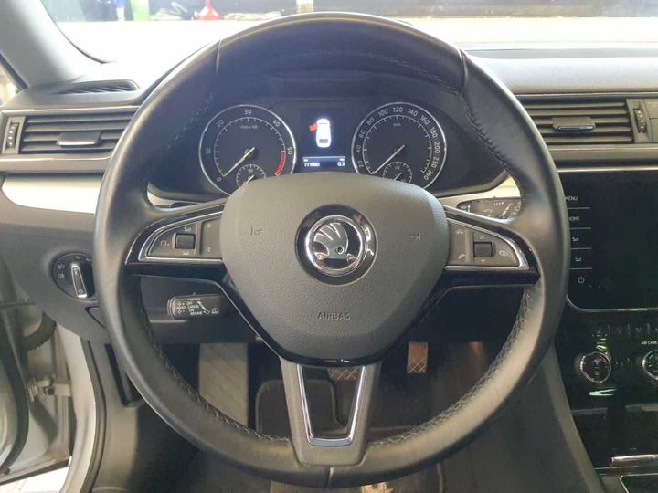 Photo 8 VIN: TMBJH9NP5J7523756 - SKODA SUPERB 