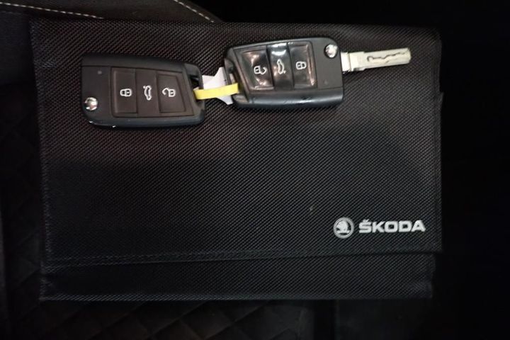 Photo 11 VIN: TMBJJ7NE7J0041015 - SKODA OCTAVIA 