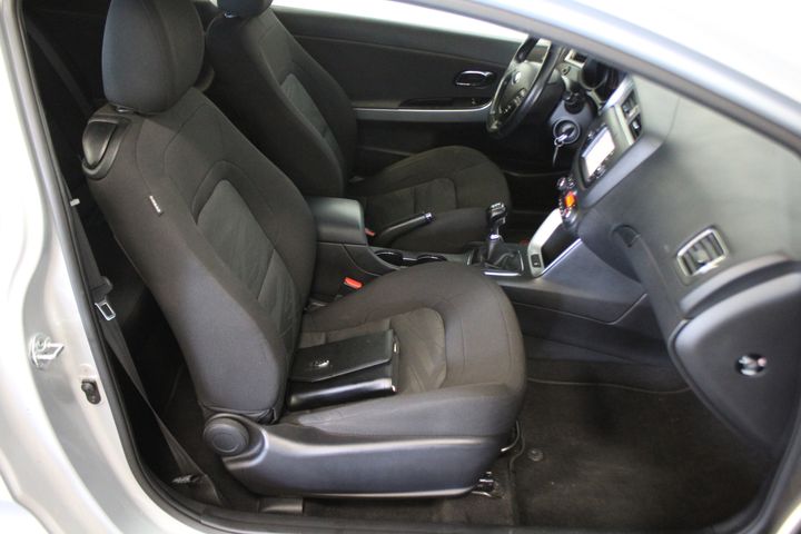 Photo 8 VIN: U5YHM316AGL027246 - KIA PRO CEE&#39D COUPE 