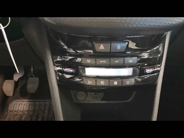 Photo 12 VIN: VF3CUBHY6JY040109 - PEUGEOT 2008 