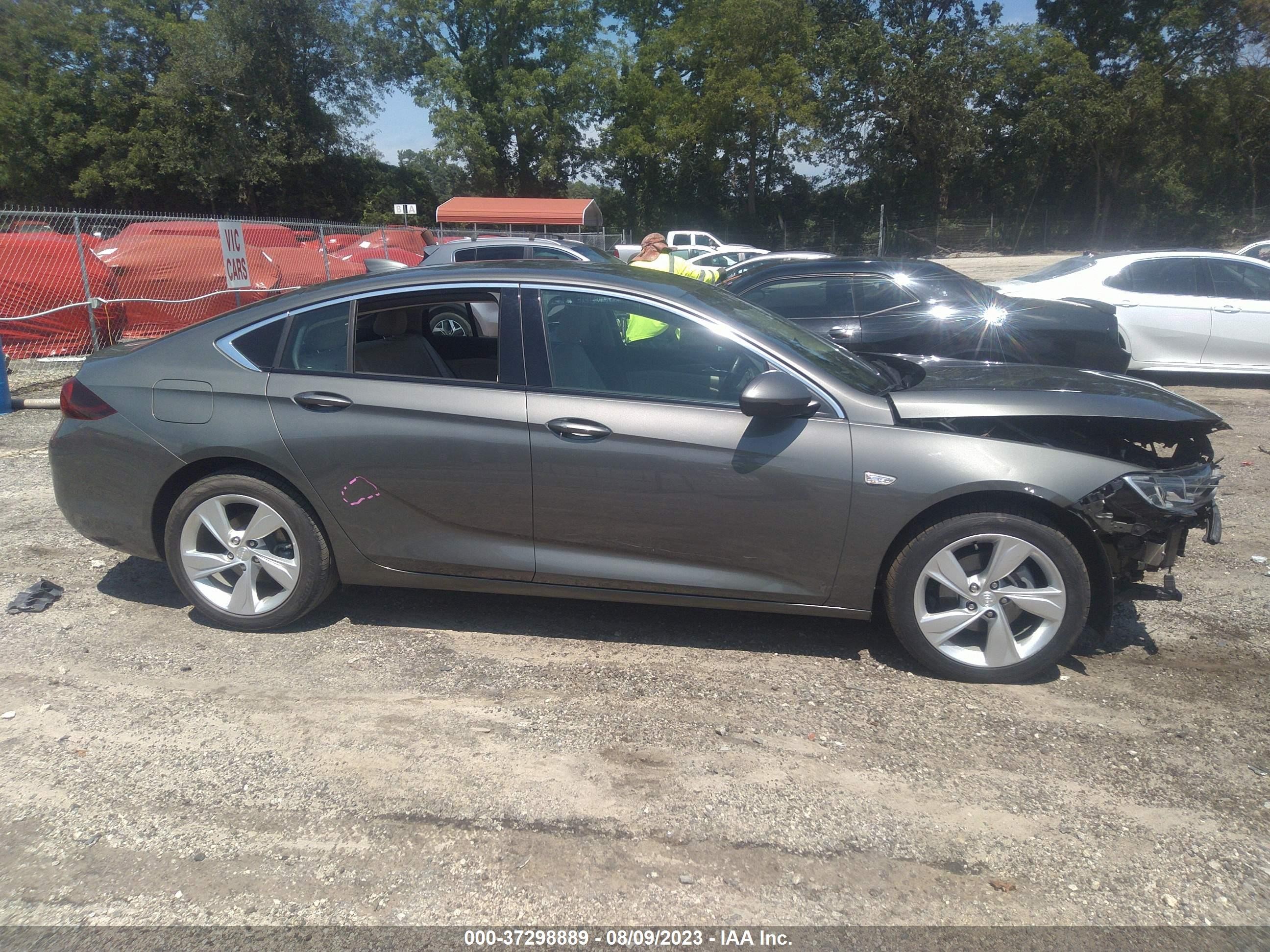 Photo 12 VIN: W04GL6SX3J1074456 - BUICK REGAL 