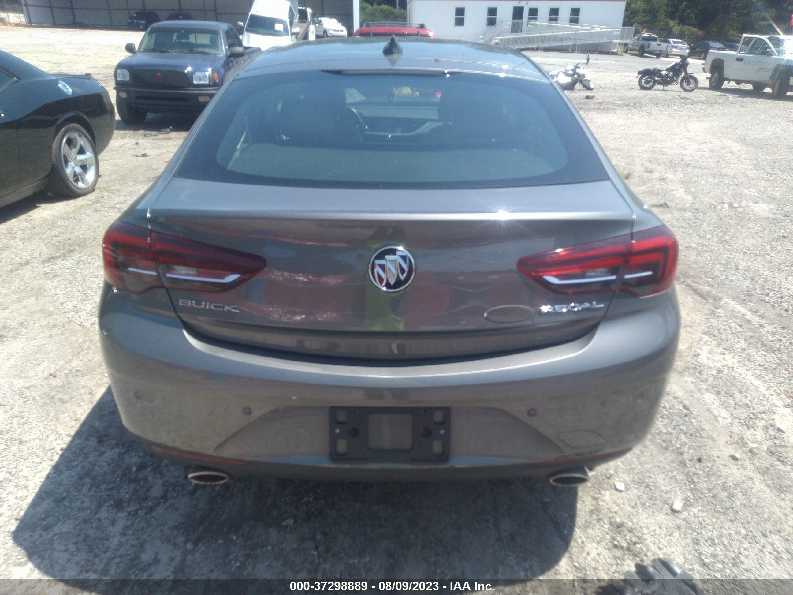 Photo 15 VIN: W04GL6SX3J1074456 - BUICK REGAL 