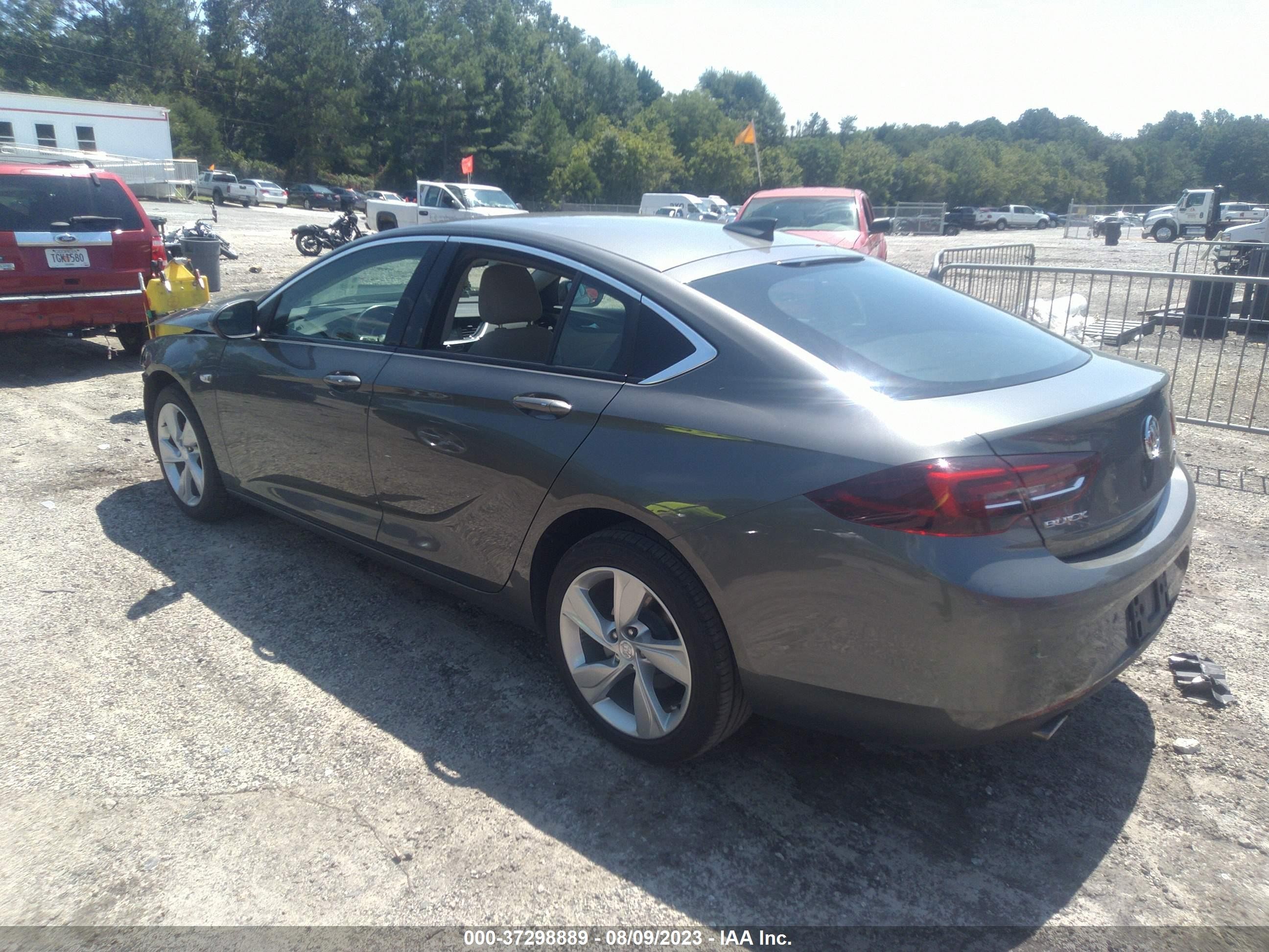 Photo 2 VIN: W04GL6SX3J1074456 - BUICK REGAL 