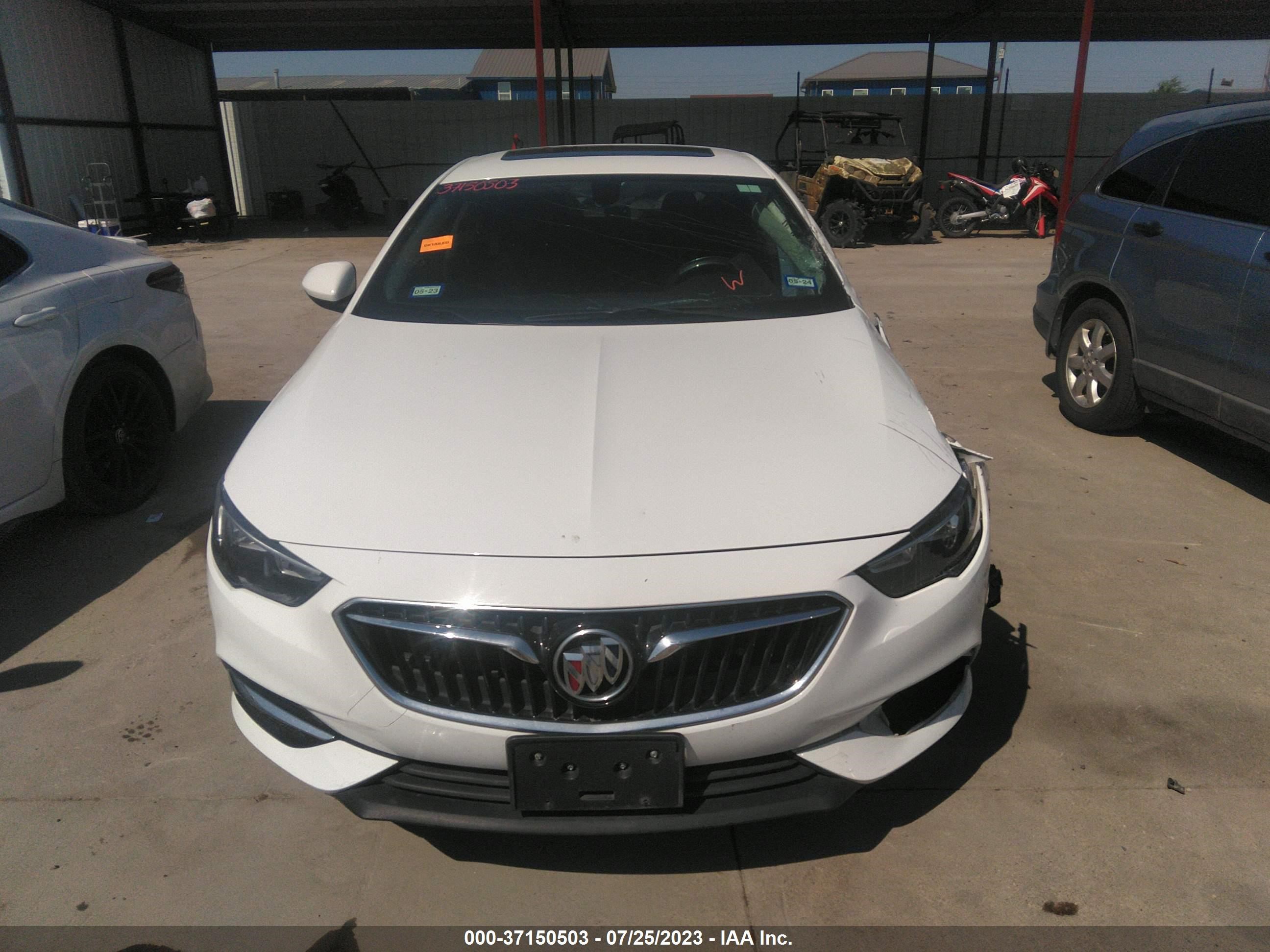 Photo 11 VIN: W04GL6SX9J1122610 - BUICK REGAL 