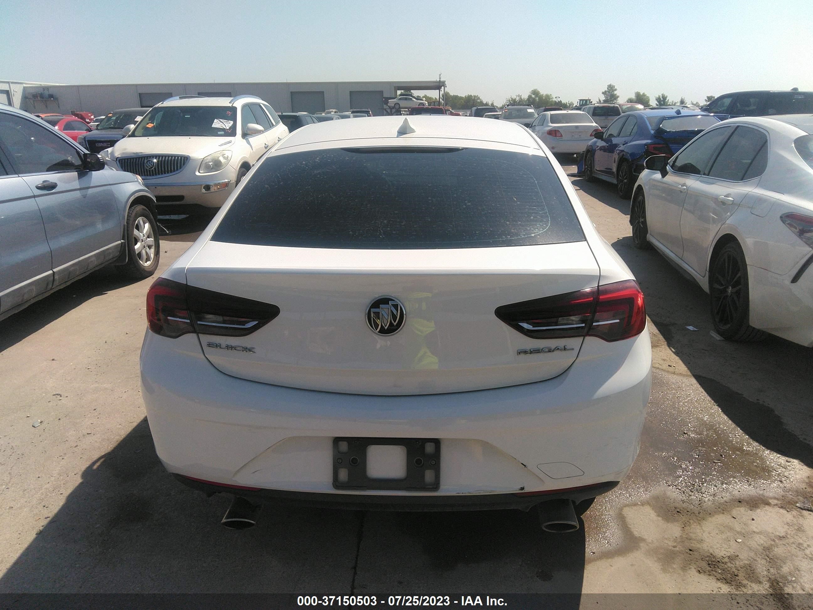 Photo 15 VIN: W04GL6SX9J1122610 - BUICK REGAL 