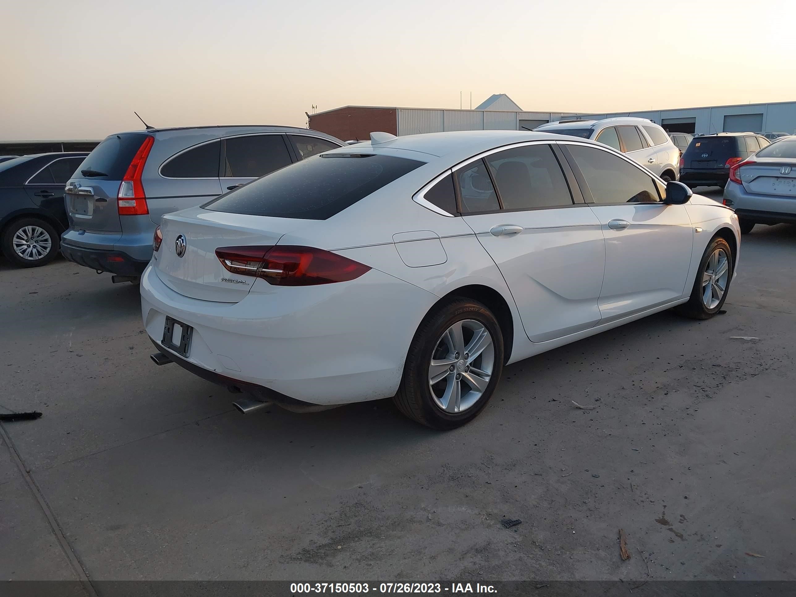 Photo 3 VIN: W04GL6SX9J1122610 - BUICK REGAL 