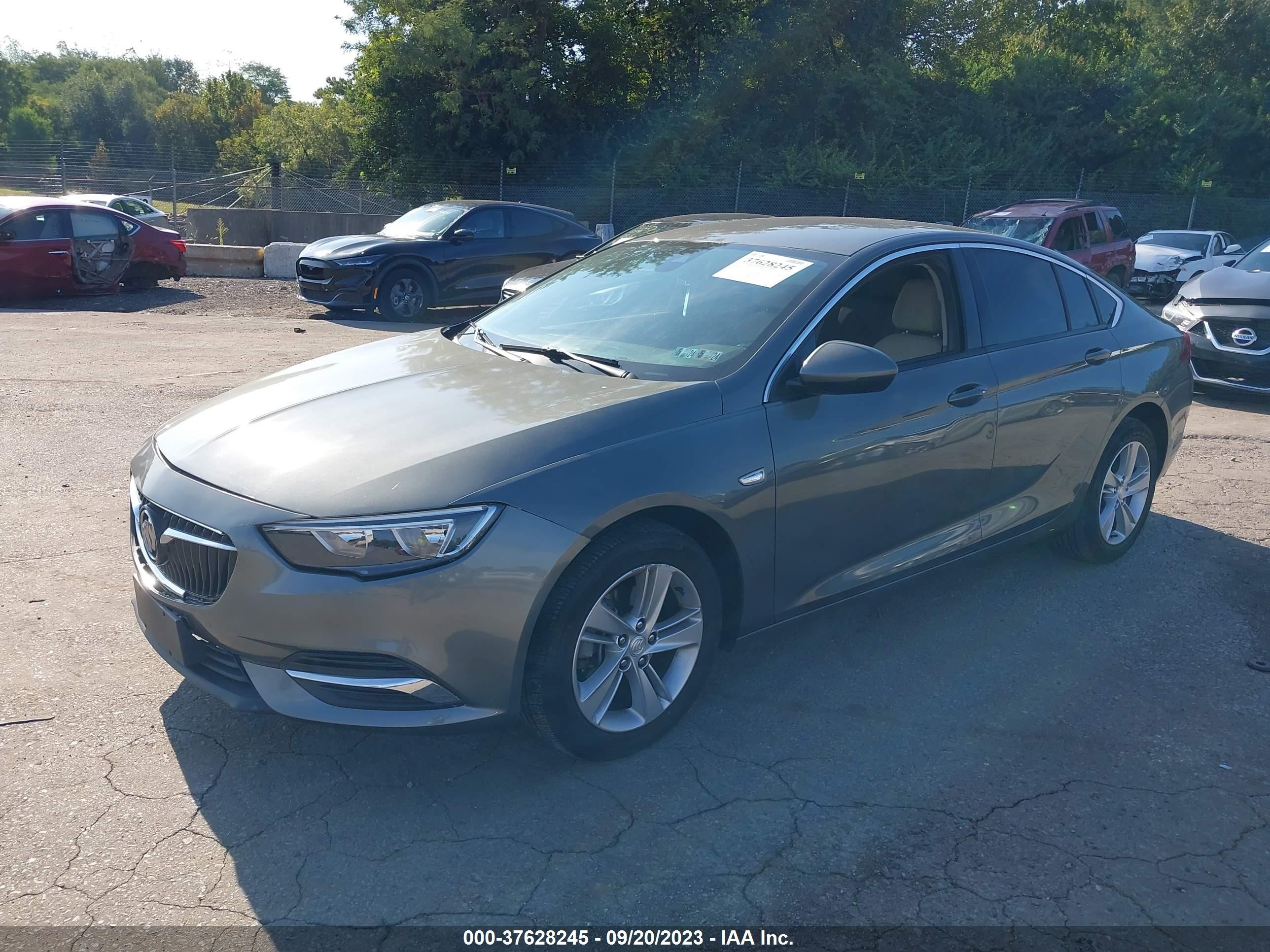 Photo 1 VIN: W04GL6SXXJ1124477 - BUICK REGAL 