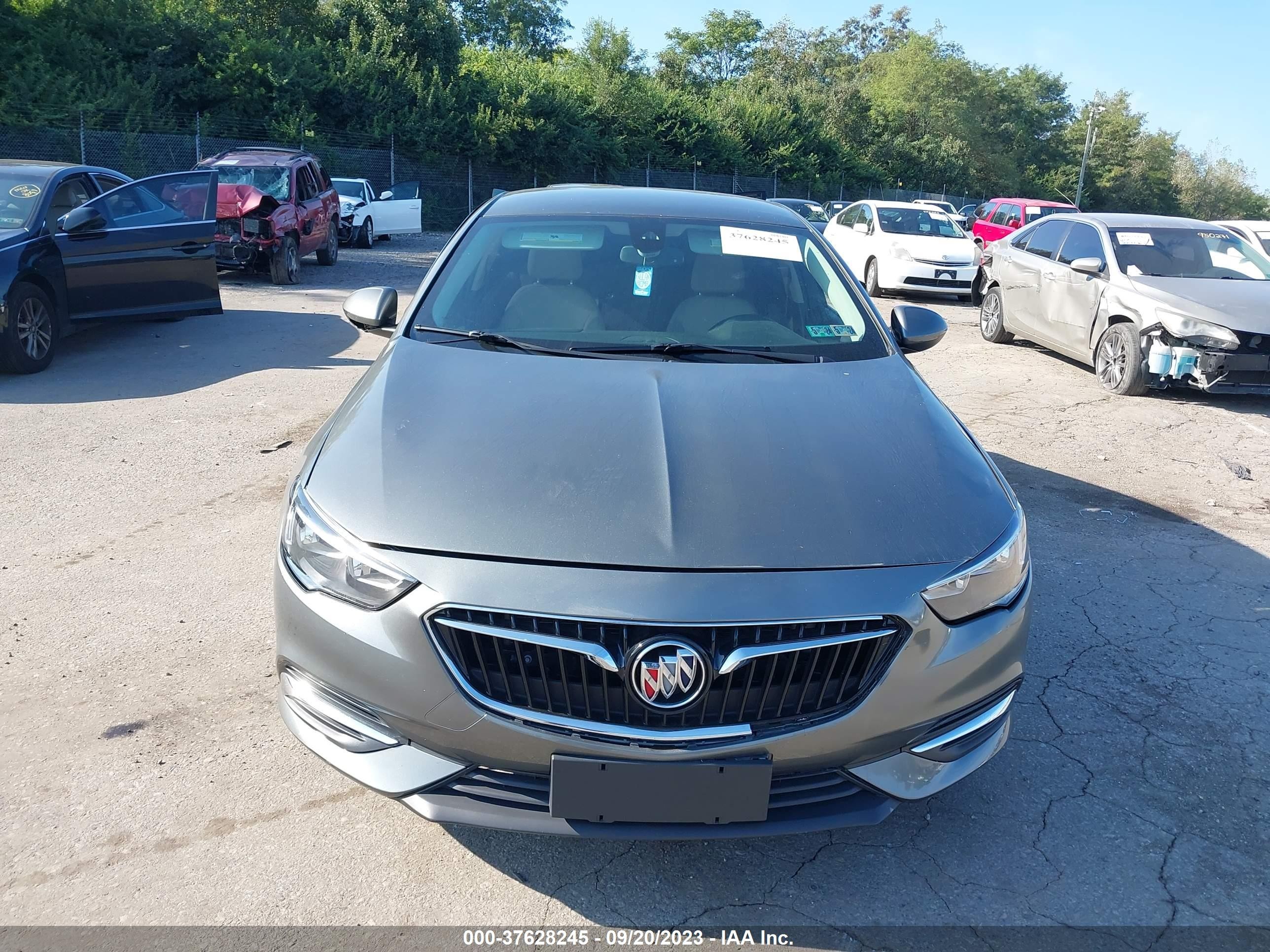 Photo 11 VIN: W04GL6SXXJ1124477 - BUICK REGAL 