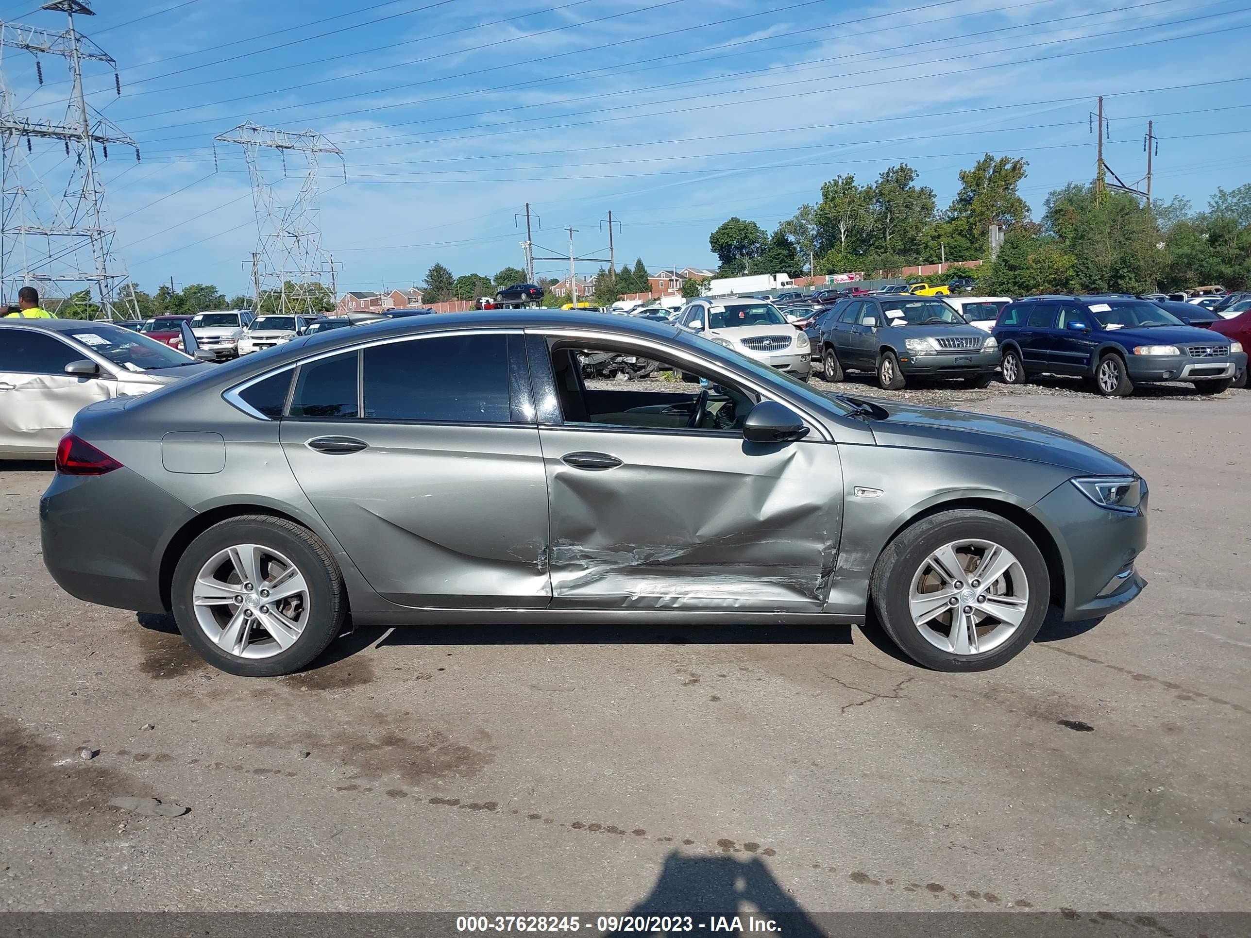 Photo 12 VIN: W04GL6SXXJ1124477 - BUICK REGAL 