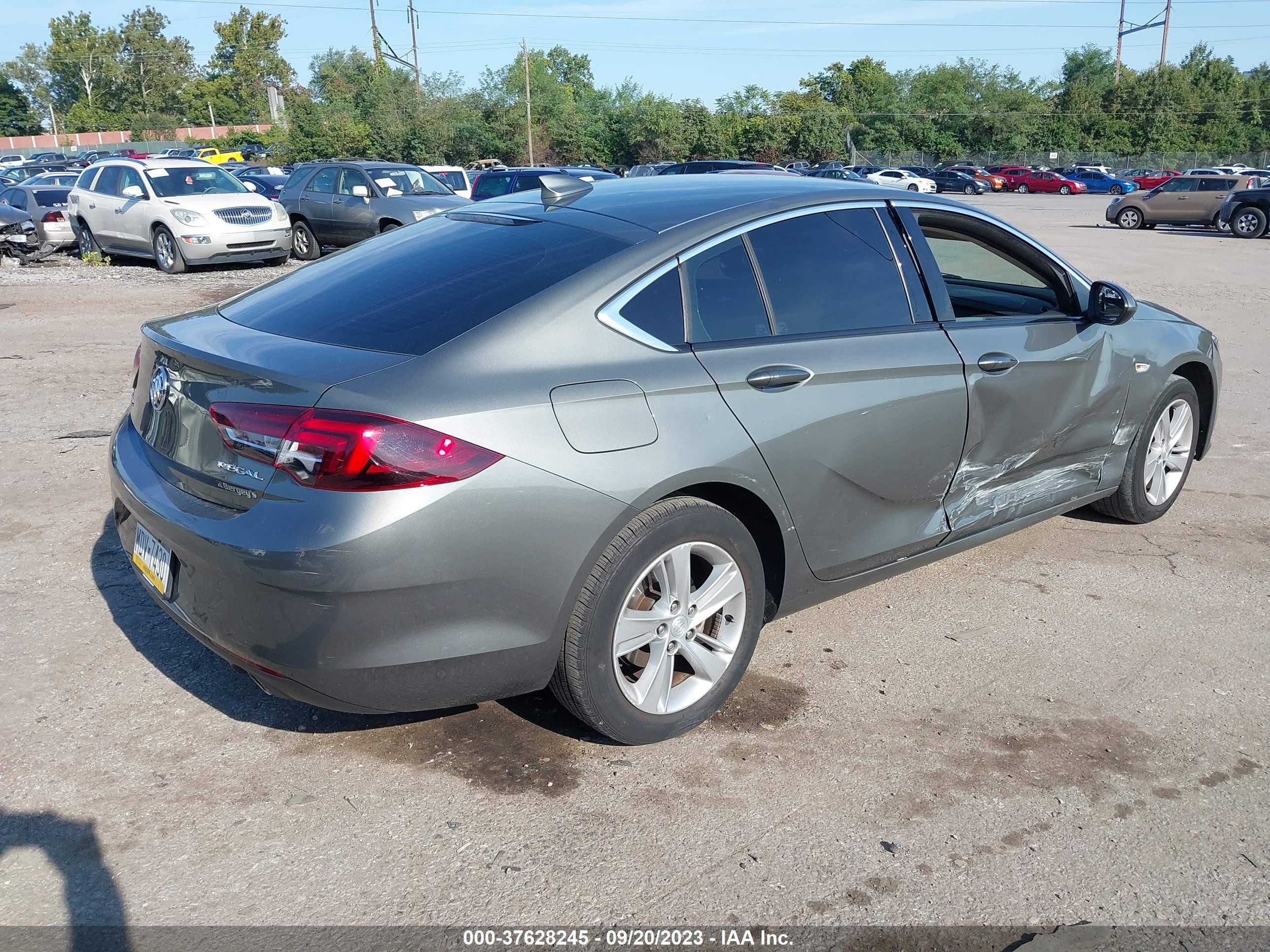 Photo 3 VIN: W04GL6SXXJ1124477 - BUICK REGAL 