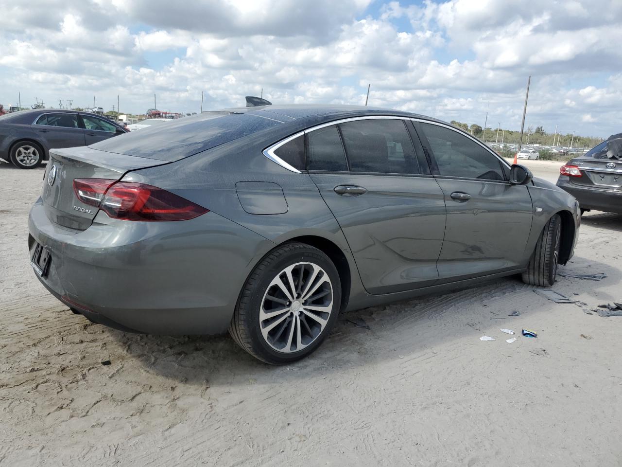 Photo 2 VIN: W04GM6SX3J1116993 - BUICK REGAL 