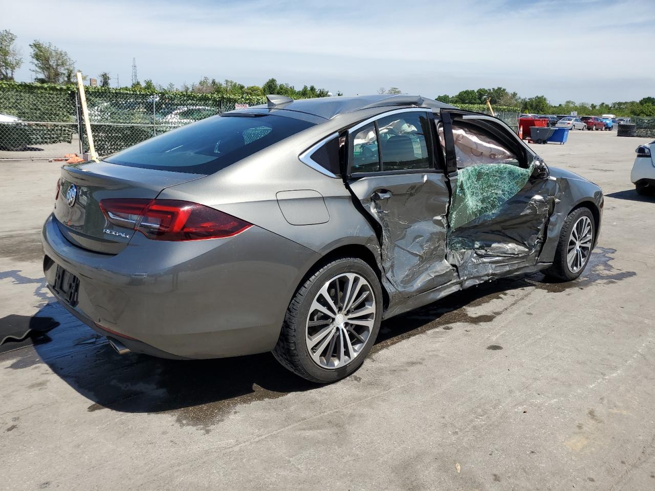 Photo 2 VIN: W04GP6SX7J1121542 - BUICK REGAL 