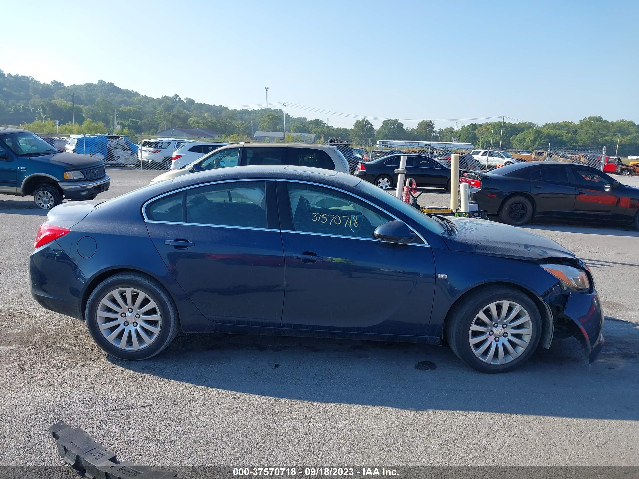 Photo 12 VIN: W04GS5EC2B1026017 - BUICK REGAL 