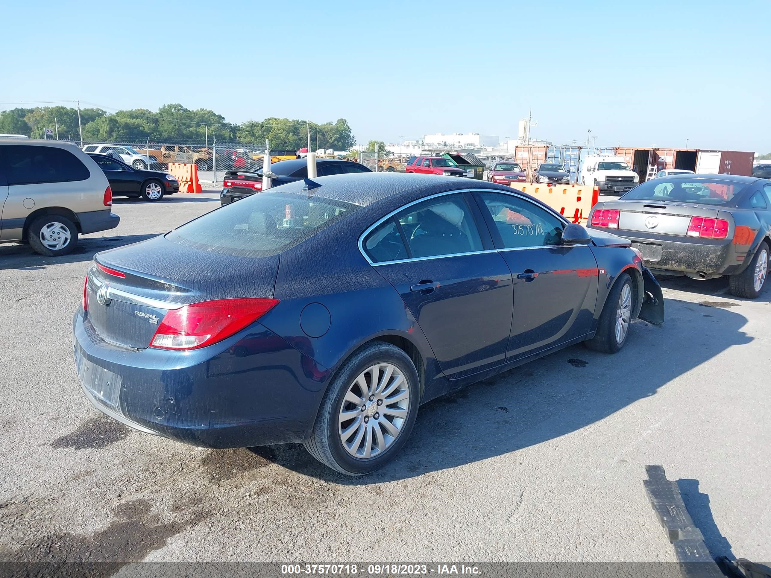 Photo 3 VIN: W04GS5EC2B1026017 - BUICK REGAL 