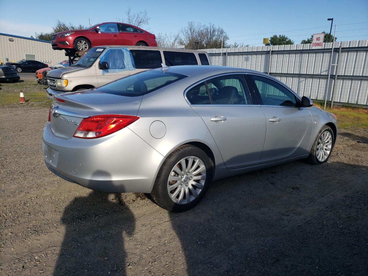 Photo 3 VIN: W04GU5GC5B1037584 - BUICK REGAL 