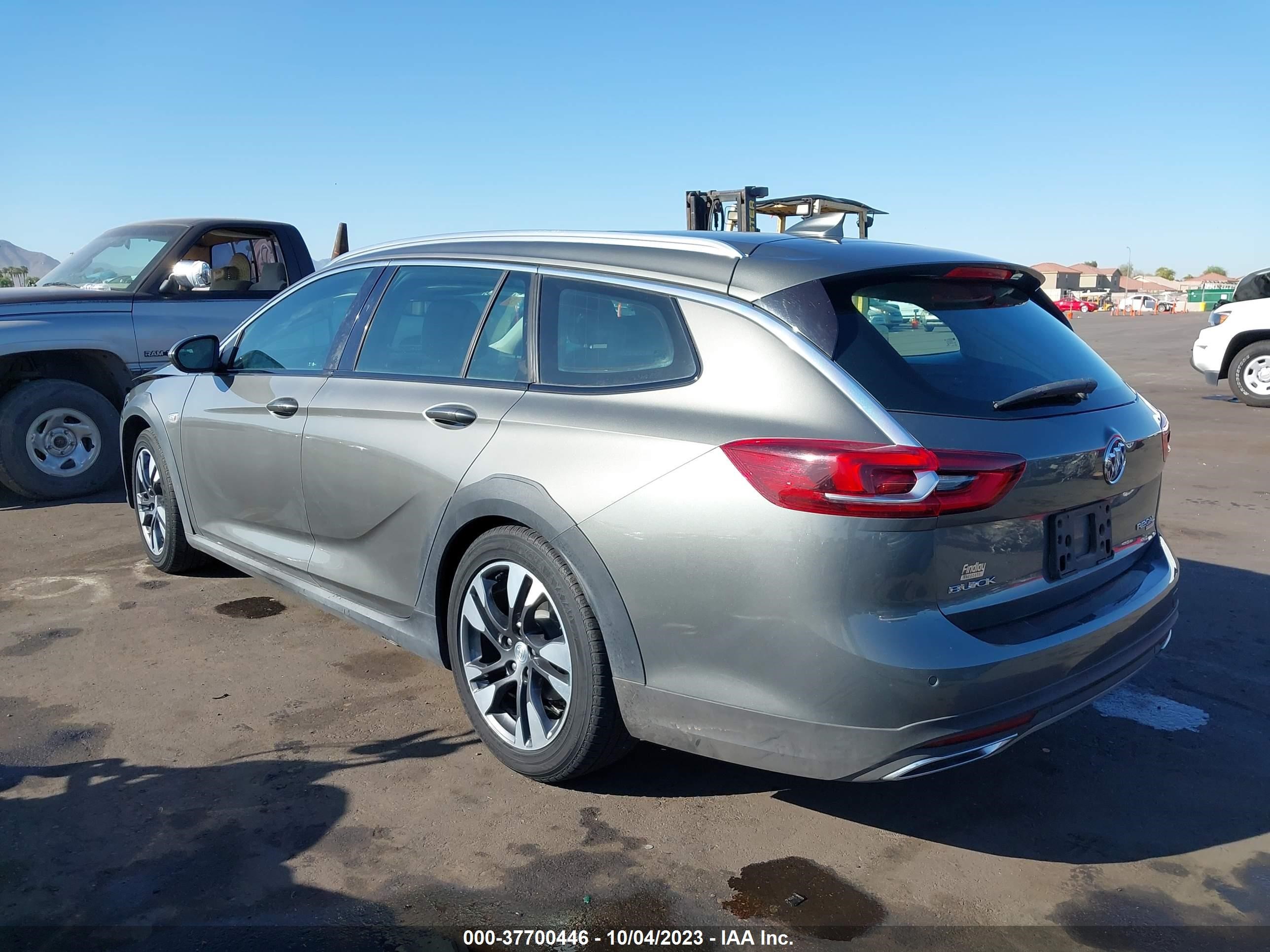 Photo 2 VIN: W04GV8SX7J1079181 - BUICK REGAL 