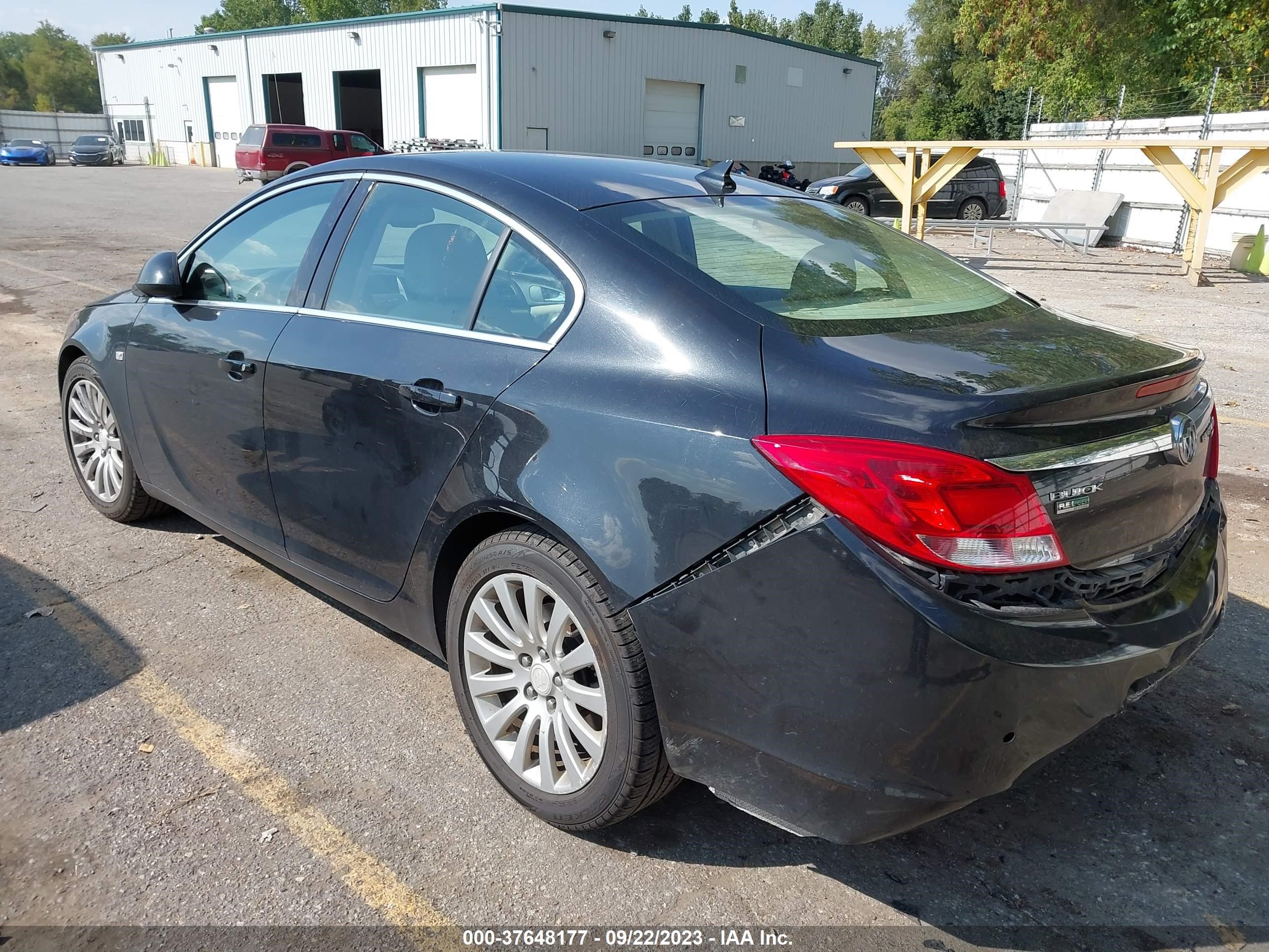 Photo 2 VIN: W04GX5GV8B1041704 - BUICK REGAL 