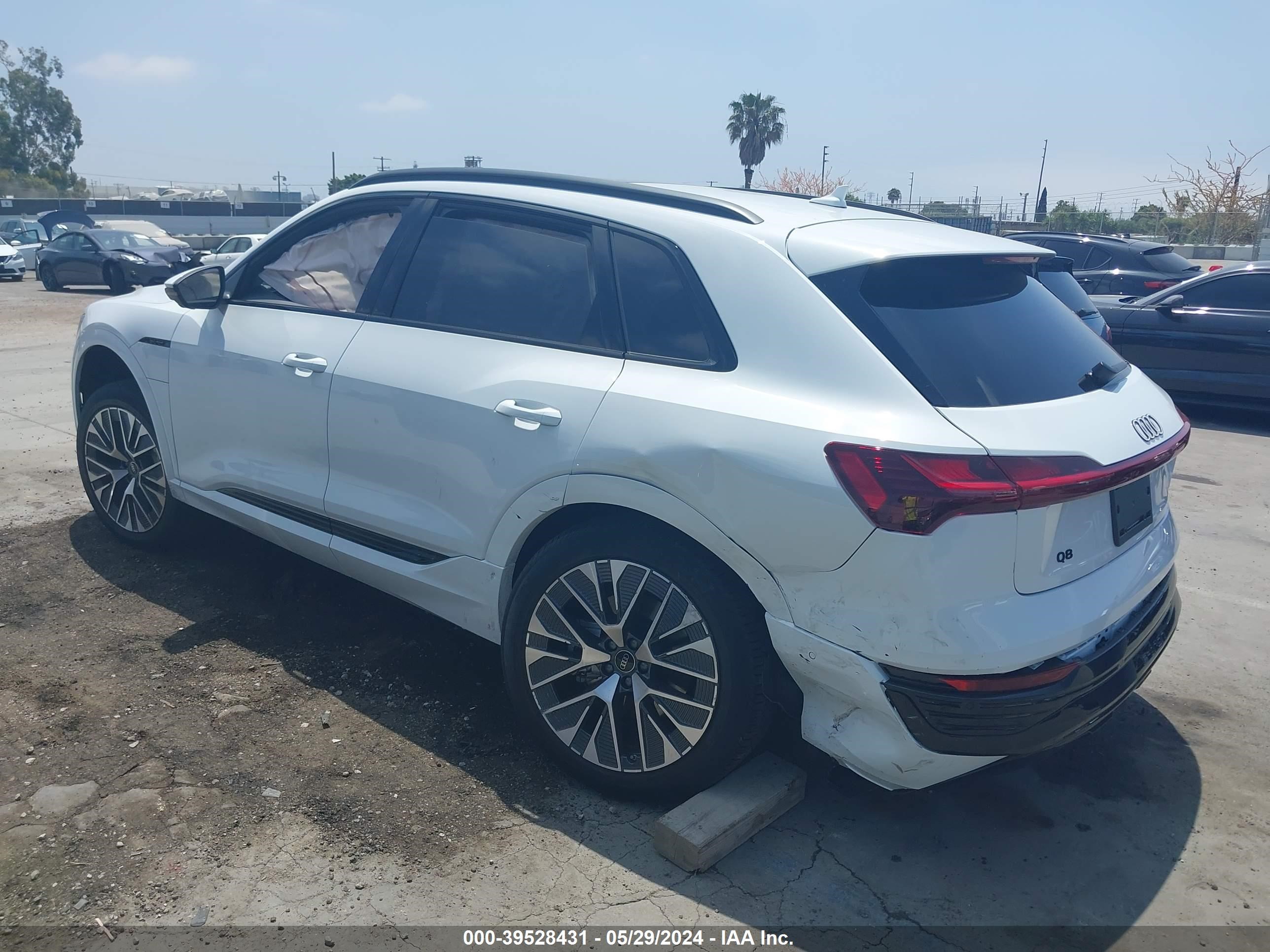 Photo 2 VIN: WA15AAGE4RB051880 - AUDI Q8 