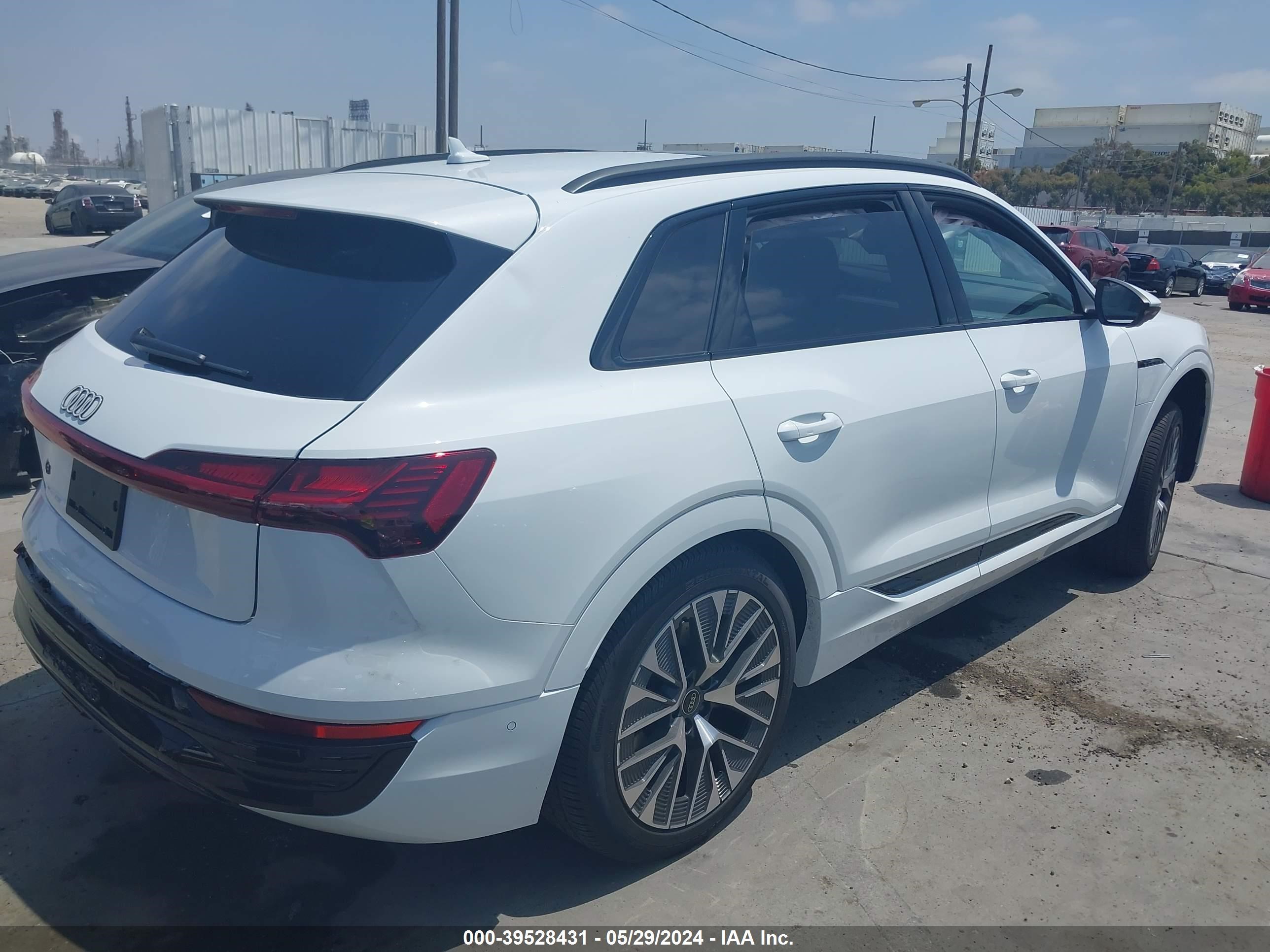 Photo 3 VIN: WA15AAGE4RB051880 - AUDI Q8 