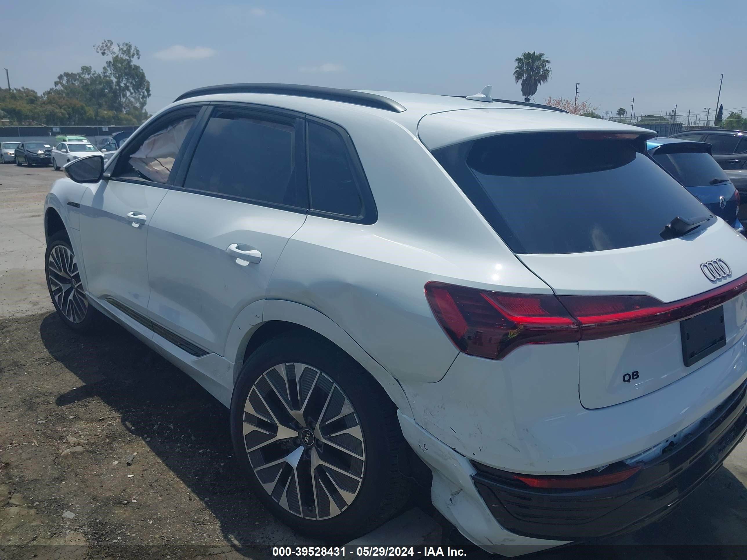 Photo 5 VIN: WA15AAGE4RB051880 - AUDI Q8 