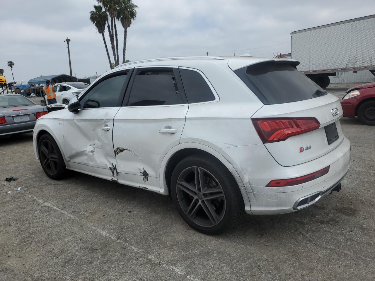 Photo 1 VIN: WA1A4AFY0J2176476 - AUDI SQ5 